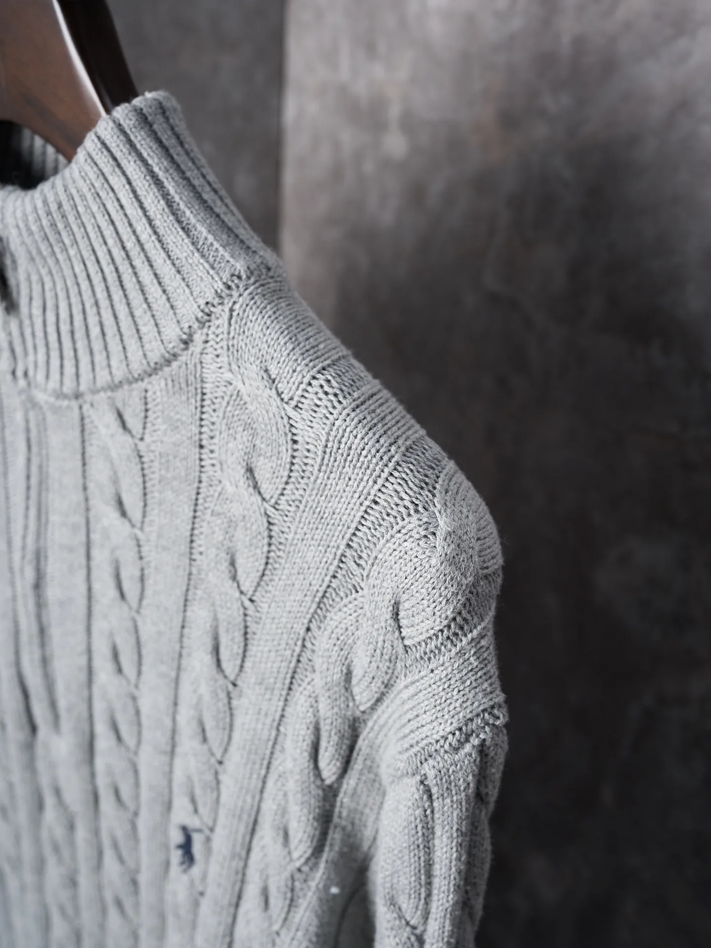 P430 Actual auction】Ralph Lauren/Ralph Lauren pony embroidered cable knitted zipper sweater [Ready stock] S M L Zippered half-high collar design, just the right amount of splendor. Interpret high-end style with unique details. Adhere to the timeless elegance and taste. Use imported machine embroidery technology. Use advanced computer control system and precision mechanical components to realize the iconic pony embroidery operation. High precision. Smooth and delicate lines. Three-dimensional cable weaving. Through clever shifting and interweaving of coils, adjacent coils are cross-shifted to form a twisting effect. The lines are smooth and regular. Time-consuming and labor-intensive. Ready-made clothes are washed and softened to remove odors. Use professional washing equipment and specific detergents to deeply clean and deodorize clothes, improve the feel and appearance of clothes, and improve the fit.